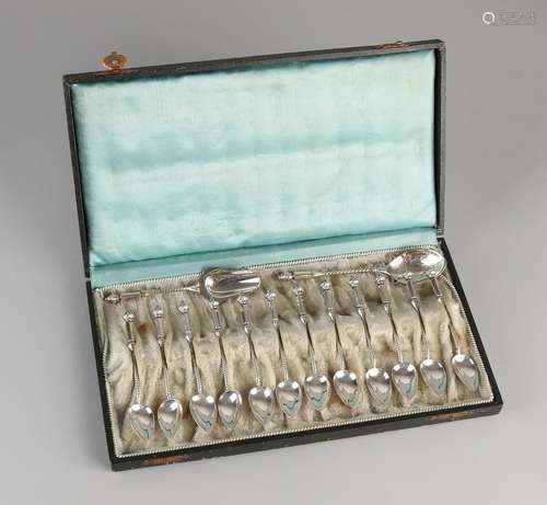 Cassette filled with silver spoons, 833/000, equipped