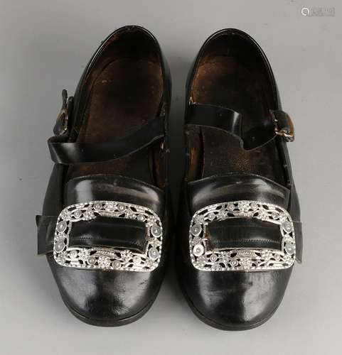 Couple costumes shoes with silver buckles, 833/000,