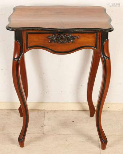 Dutch walnut William sewing table. Circa 1870. Size: 77