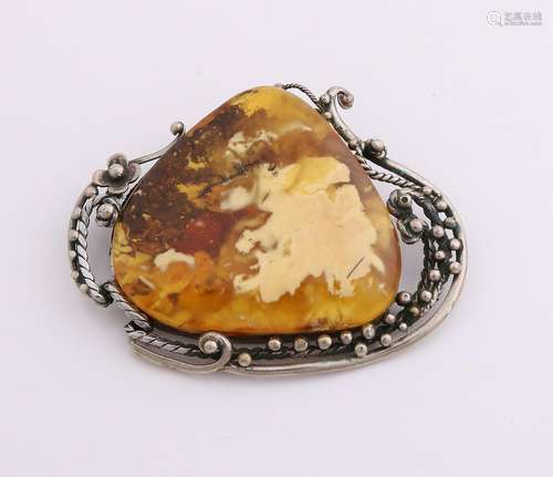 Broche with succinic white metal contained in a