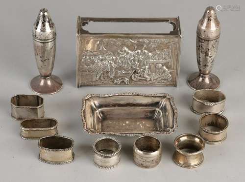 Lot silver with 2 spreaders on circular base, a match