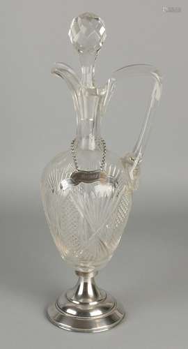 Crystal decanter with pouring range and ruitslijpsel