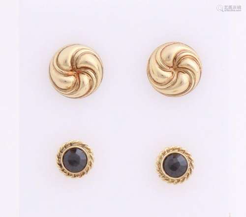 Two pairs of yellow gold earrings, 585/000, a pair of