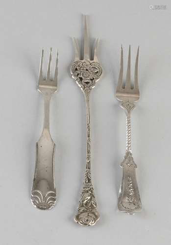 835/000 Silver cake fork with two-sided floral image.