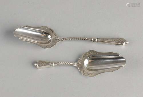 Set 835/000 silver tea and sugar scoop. Respectively,