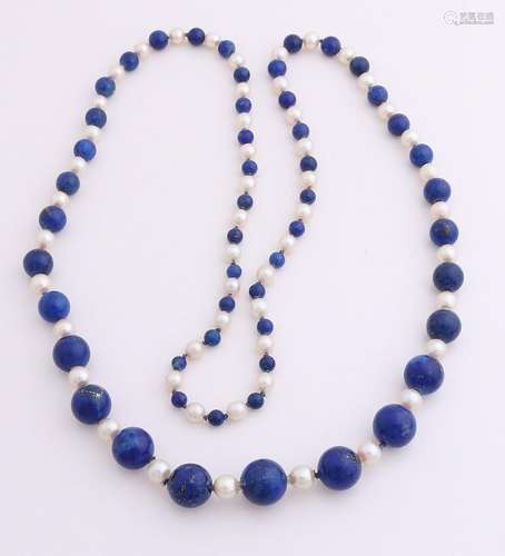 Necklace with pearls and lapis Lazulli, graded in size: