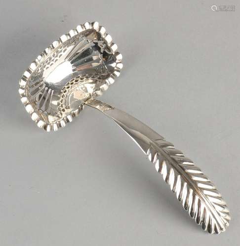 835/000 Silver sprinkle spoon with a length of 15 cm.