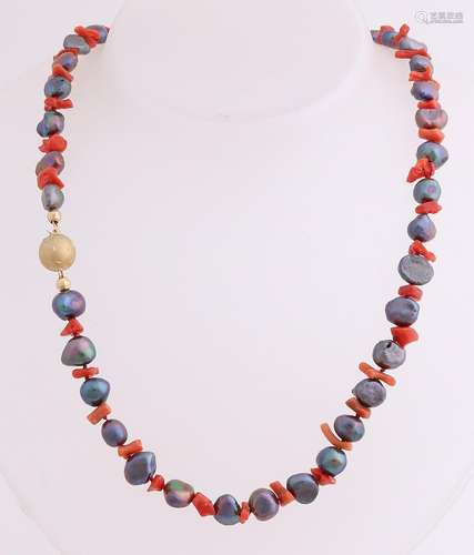 Necklace of coral and black pearls with yellow gold