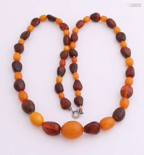 Collier oval amber, dark and light, extending in size