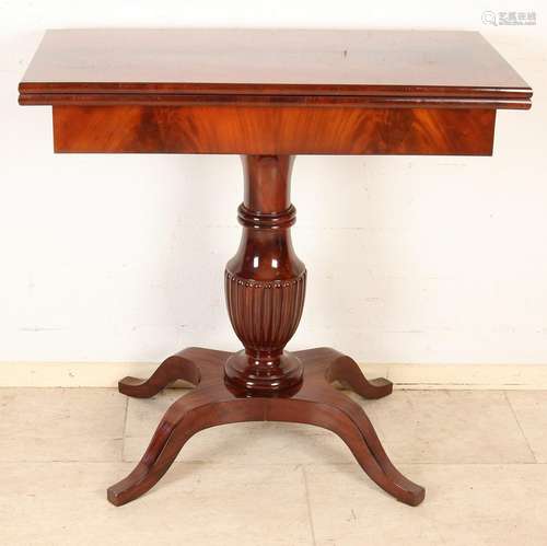 English mahogany table. Polished. Size: 79 x 40 x 83