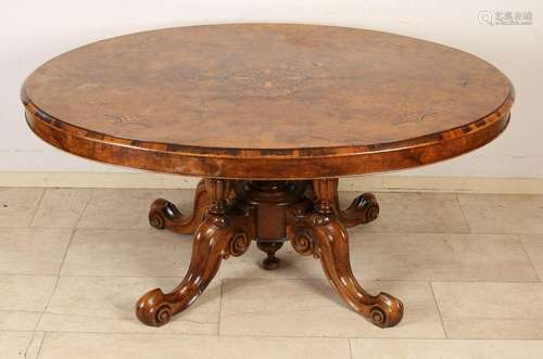 Beautiful 19th century walnut table with floral