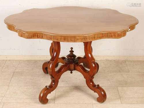 Walnut Louis Philippe spinnekoptafel with