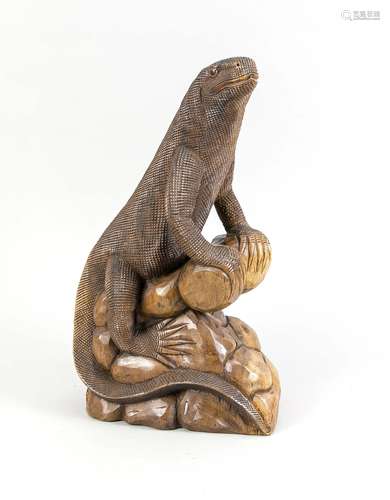 Oriental Carved iguana. 20th century. Nice quality.