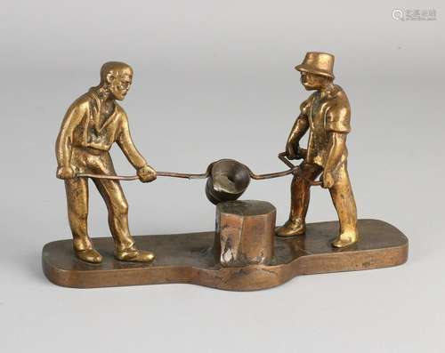 Bronze statue. Bronze casters. Circa 1930. Dimensions: