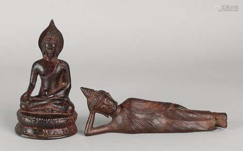 Two ancient bronze Buddha figures. Size: 13-17 cm. In