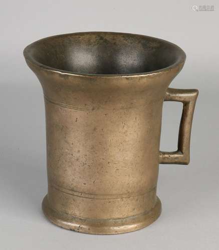 Large 18th century bronze mortar. Size: 16 x 15 cm dia.