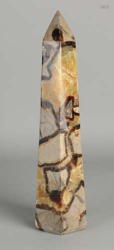 Large cut stone obelisk. 20th century. Size: H 34 cm.