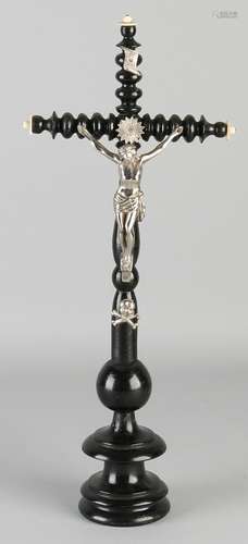 19th Century geeboniseerd wooden crucifix plated Corpus