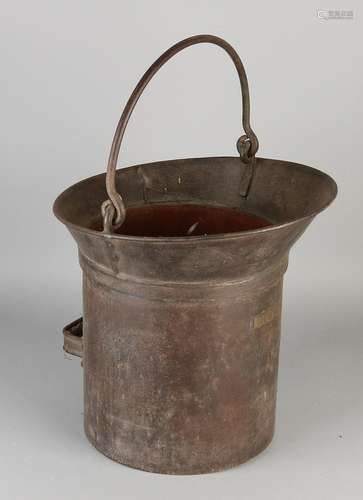 19th Century iron 10 liter size. Calibrated. Size: 36 x