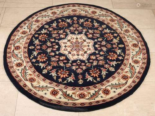 Around Persian rug. Floral decor. Size: Ø 119 cm. In