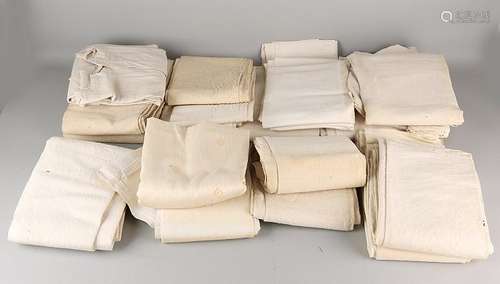 Large lot antique linen. In box. Size: 40-50 cm. In