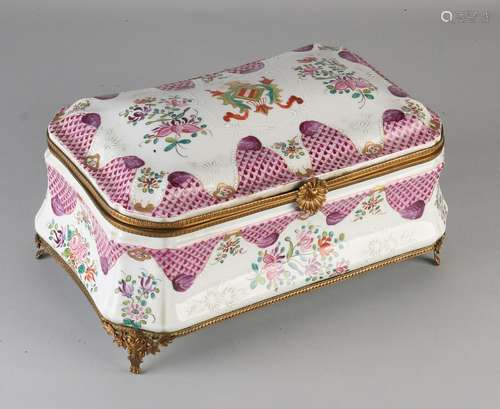 Large French Samson porcelain lid box with arm / floral