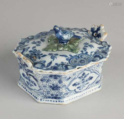 Rare 18th century Delft Fayence dekselbak with floral /