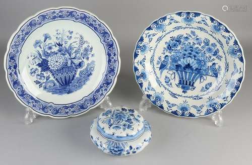 Three parts Dutch Delftware Fayence. Comprising: Lid