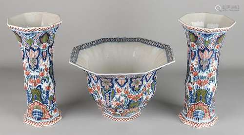 Three-piece Makkum polychrome Fayence garniture. Second