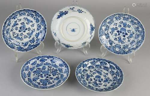 Five pieces of 18th century Chinese porcelain Kangxi