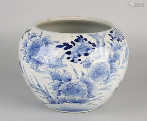 18th Century Chinese and Japanese porcelain pot with