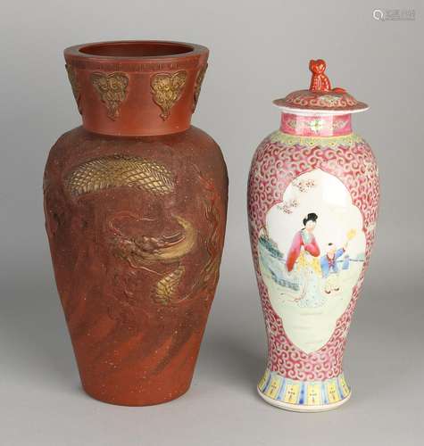 Chinese porcelain vase with two figures decors + bottom