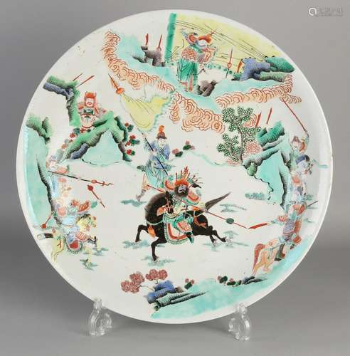 Large Chinese porcelain dish with warriors in