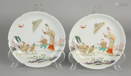 Two porcelain dishes with finely decorated Chinese