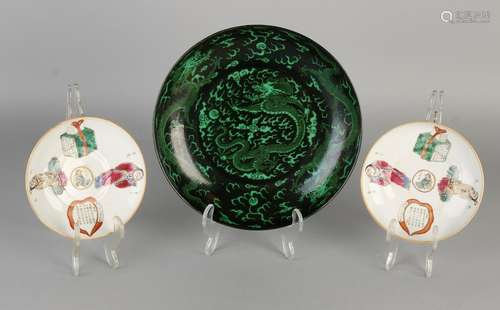 Three pieces of Chinese porcelain. Consisting of: Two