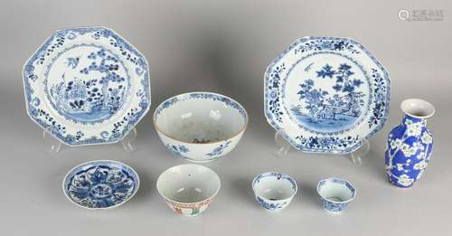 Eight parts of Chinese porcelain. Divers. Consisting