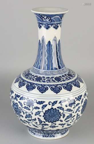 Large Chinese porcelain blue and white vase with floral