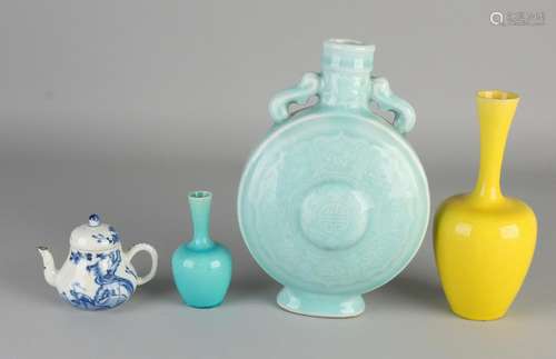 Four parts ancient Chinese porcelain. Consisting of: