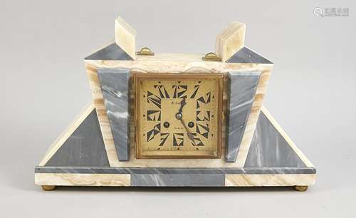 Art Deco mantel clock with onyx marble. Circa 1925.