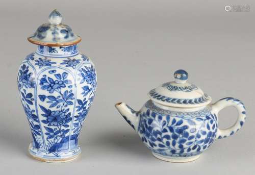 Twice Chinese porcelain. Comprising: Pull Pot, 18th