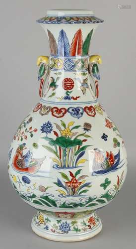 Large Chinese porcelain vase with mandarin ducks and