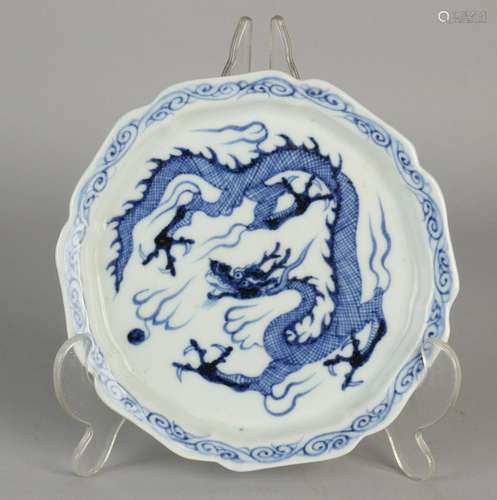 Chinese porcelain dragon bowl with molded rim. Size: ø