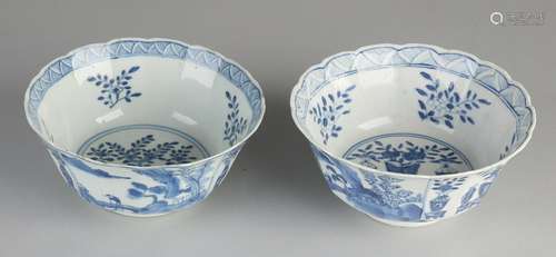 Pair of 18th century Chinese porcelain bowls with