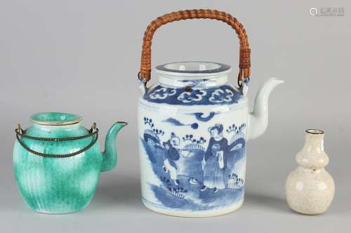 Three pieces of Chinese porcelain. Consisting of: 19th