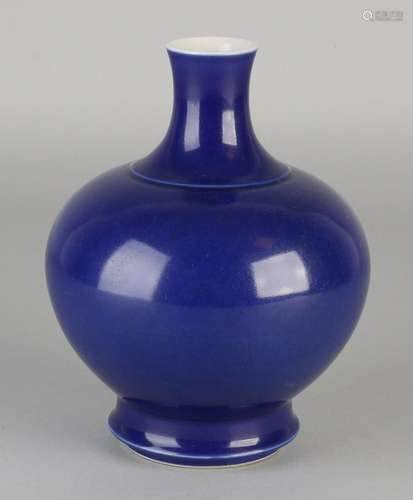 Chinese porcelain bolvaas with blue glaze. Bottom