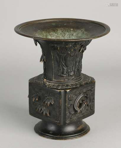 Antique Japanese / Chinese bronze vase with dignitaries