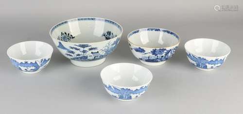 Five pieces of Chinese porcelain. Consisting of: 1x