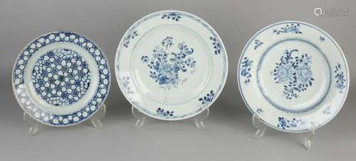 Three times Chinese porcelain. Comprising: Twice 18th