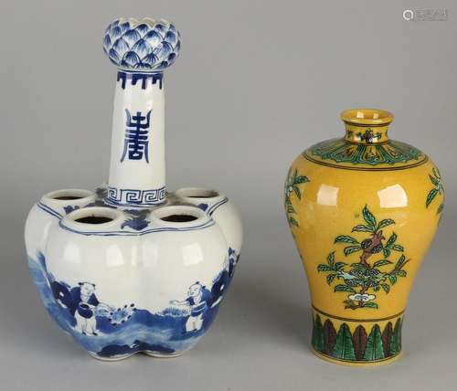 Twice Chinese porcelain. Consisting of: Tulipvase with