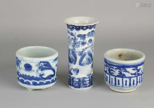 Three times Chinese porcelain. Consisting of: Two